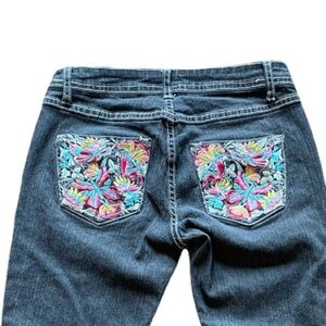 Butterfly Sizzle Jeans embroidered pockets skinny style. Size 5